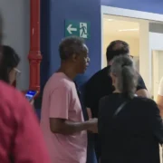 Eleitora utiliza urna eletrônica durante o primeiro turno das Eleições 2026