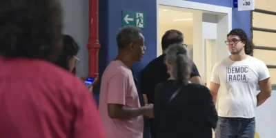 Eleitora utiliza urna eletrônica durante o primeiro turno das Eleições 2026