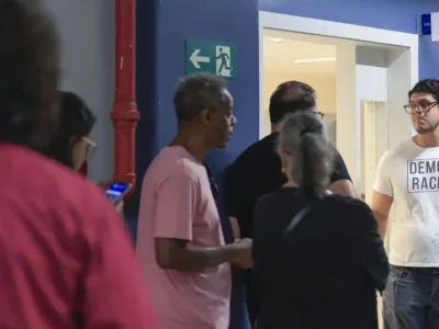 Eleitora utiliza urna eletrônica durante o primeiro turno das Eleições 2026