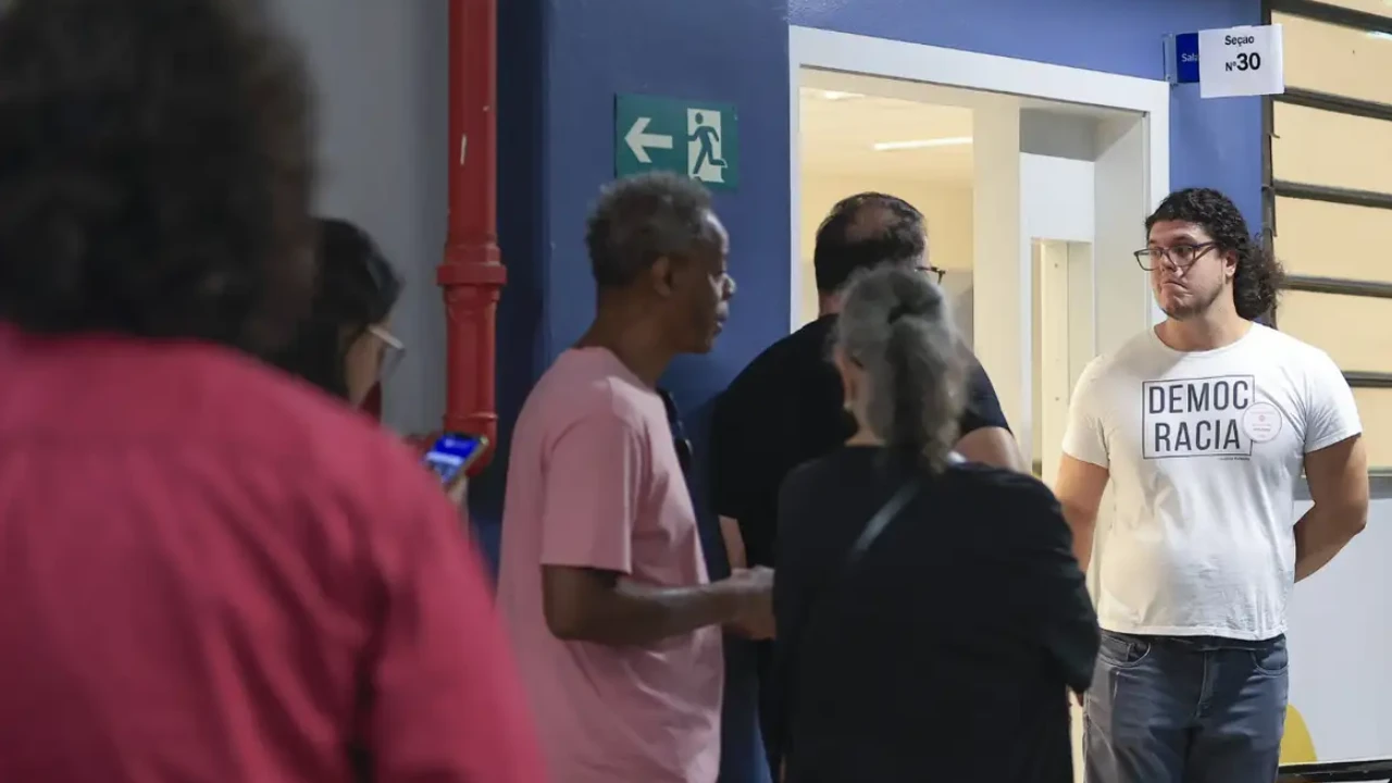 Eleitora utiliza urna eletrônica durante o primeiro turno das Eleições 2026