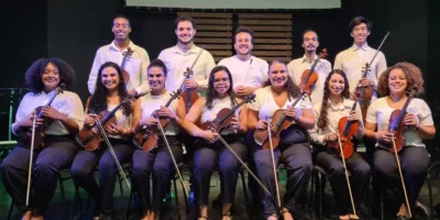 Orquestra Oriba durante apresentação musical com violinistas, em Niterói.