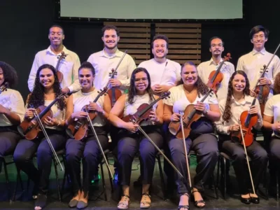 Orquestra Oriba durante apresentação musical com violinistas, em Niterói.