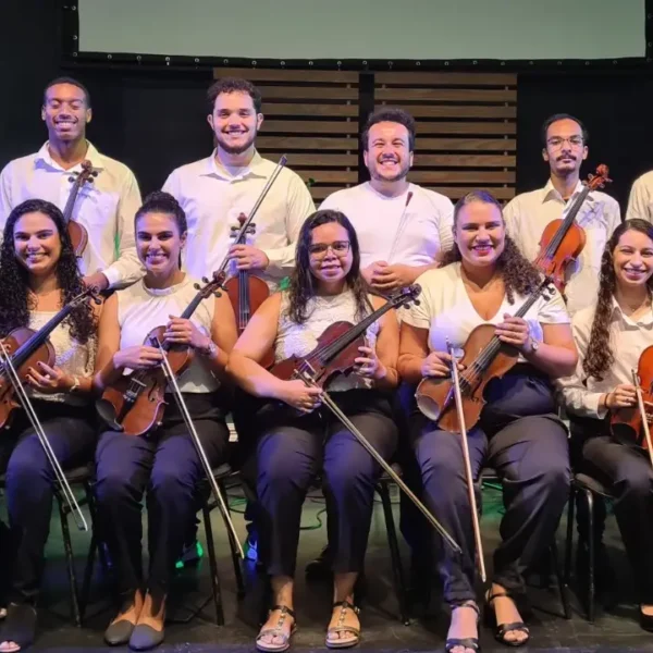 Orquestra Oriba durante apresentação musical com violinistas, em Niterói.