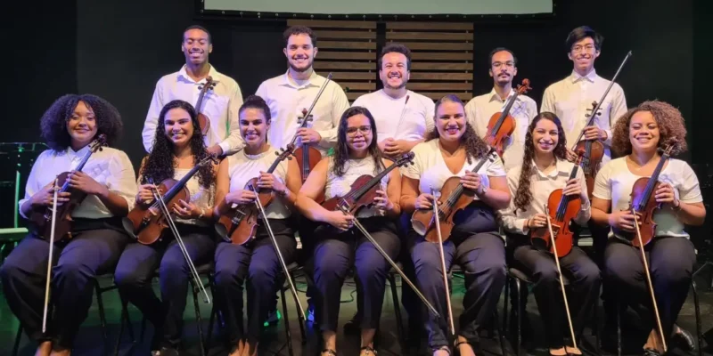 Orquestra Oriba durante apresentação musical com violinistas, em Niterói.
