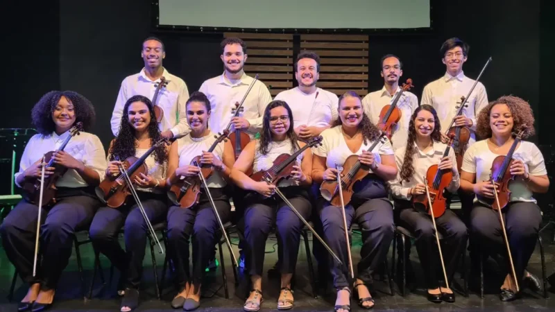 Orquestra Oriba durante apresentação musical com violinistas, em Niterói.