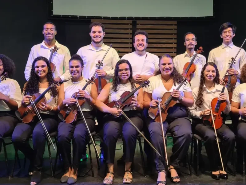 Orquestra Oriba durante apresentação musical com violinistas, em Niterói.