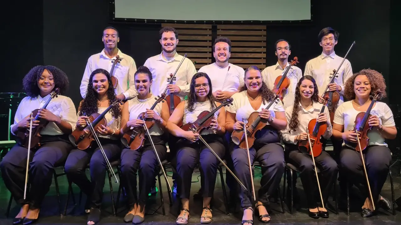 Orquestra Oriba durante apresentação musical com violinistas, em Niterói.