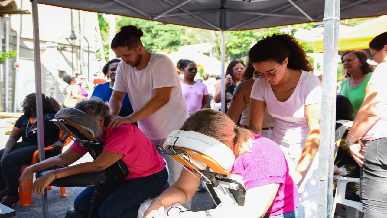 Colaboradoras da Clin participam de ação do Outubro Rosa em Niterói