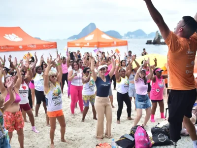 Mulheres participam de atividade do Outubro Rosa na Praia de Icaraí, em Niterói