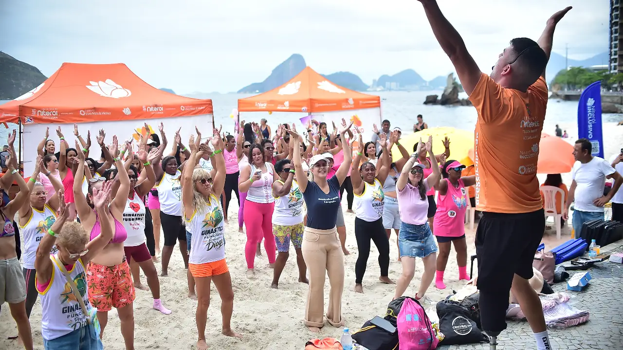 Mulheres participam de atividade do Outubro Rosa na Praia de Icaraí, em Niterói