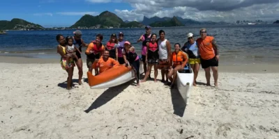 Mulheres participam de atividade de bem-estar na Praia de Icaraí, em Niterói