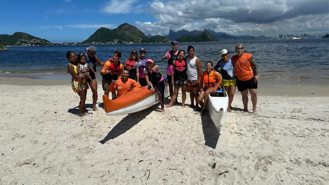 Mulheres participam de atividade de bem-estar na Praia de Icaraí, em Niterói Mulheres participam de atividade de bem-estar na Praia de Icaraí, em Niterói