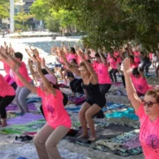 Mulheres participam de aula de Yoga na praia durante programação do Outubro Rosa em Niterói