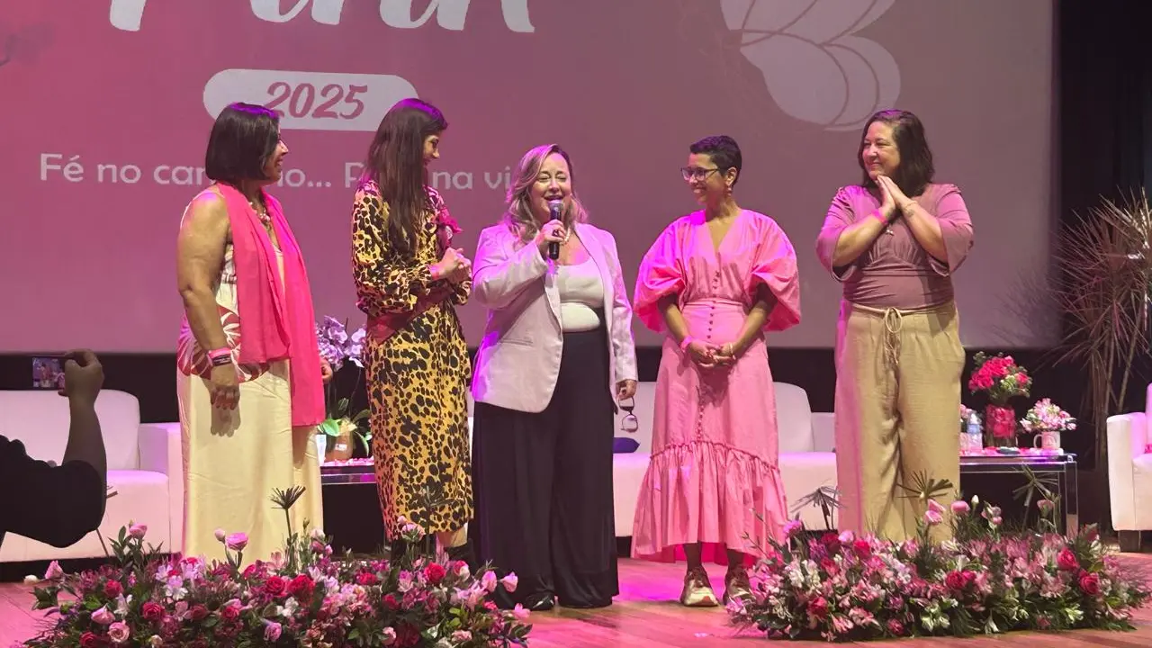 Mulheres participam de evento do Outubro Rosa em Niterói