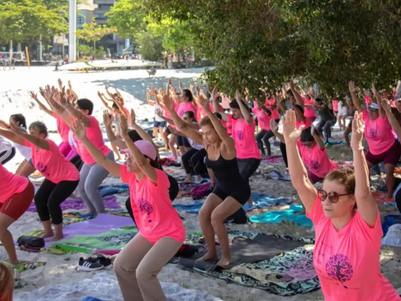 Mulheres participam de aula de Yoga na praia durante programação do Outubro Rosa em Niterói