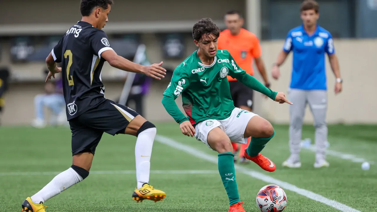 Jogadores do Palmeiras Sub-17 durante vitória por 3 a 1 contra Atlético-MG nas quartas do Campeonato Brasileiro de 2026