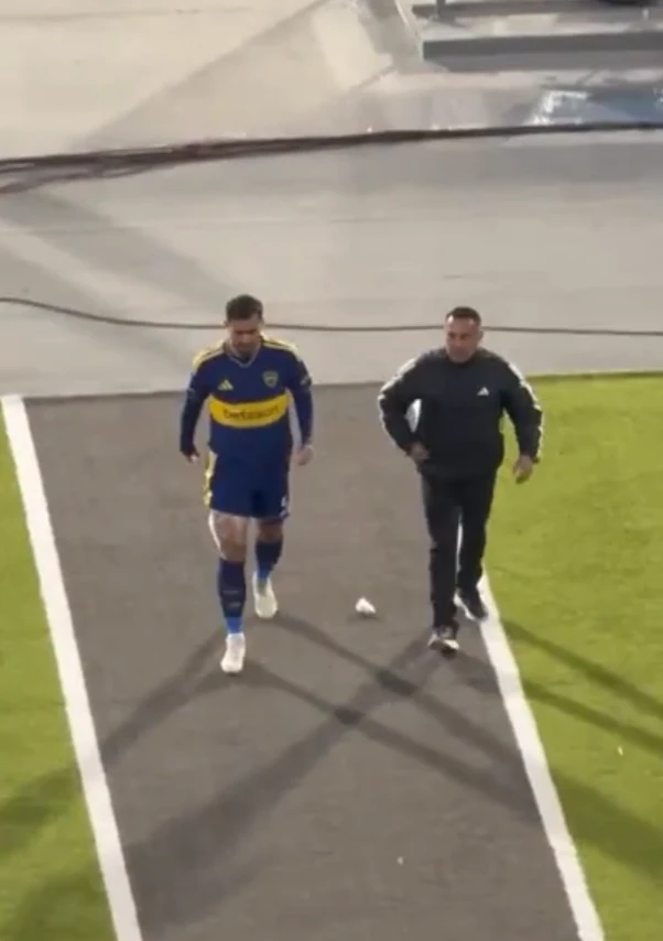 Jogador do Boca Juniors deixa o campo após sentir problema muscular antes da semifinal contra o Vasco