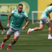 Paulinho durante treinamento do Palmeiras antes do clássico contra o Corinthians