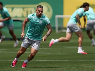 Paulinho durante treinamento do Palmeiras antes do clássico contra o Corinthians