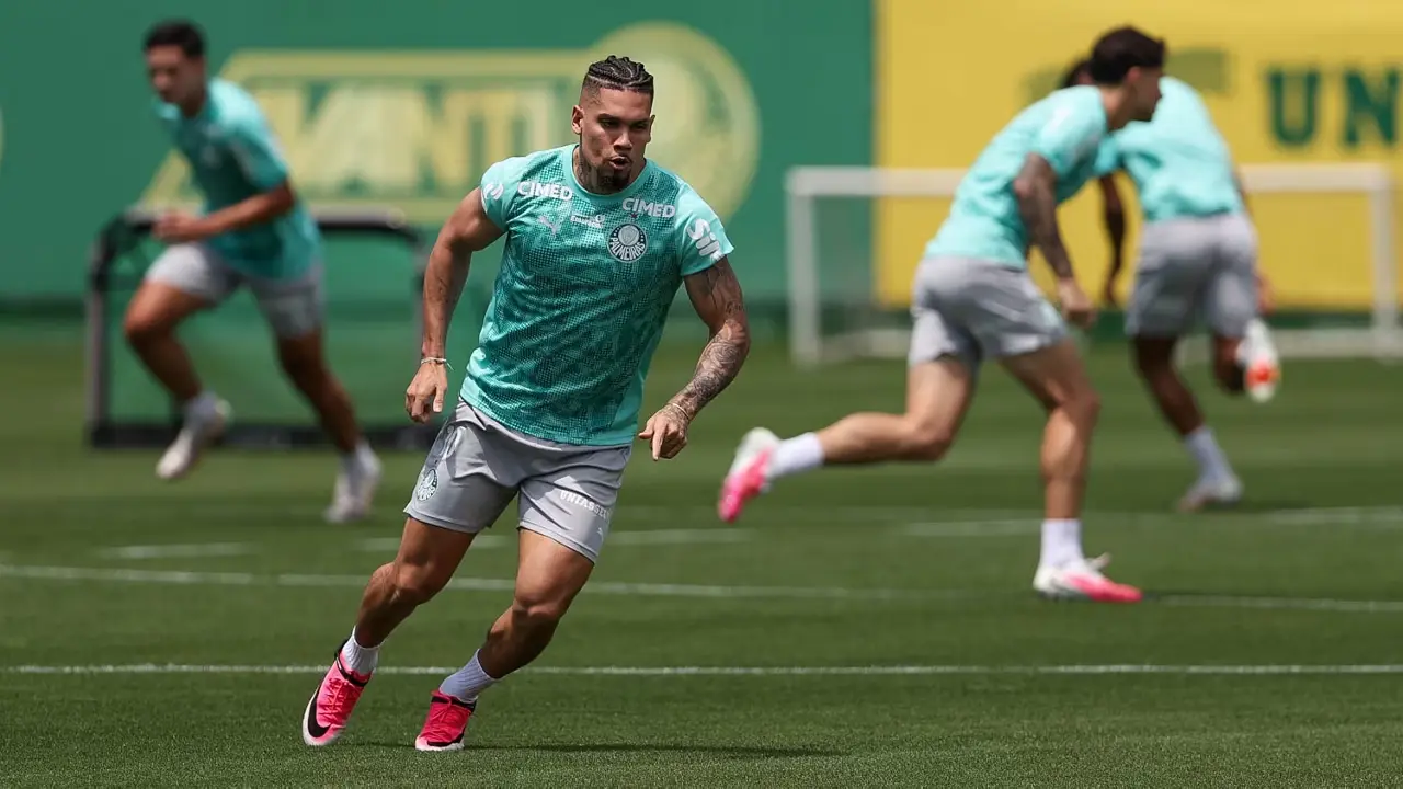 Paulinho durante treinamento do Palmeiras antes do clássico contra o Corinthians