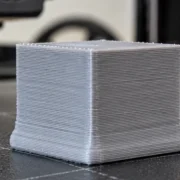 Cubo de calibração impresso em 3D apresenta base alargada pelo defeito conhecido como pé de elefante, com as primeiras camadas projetadas para fora.