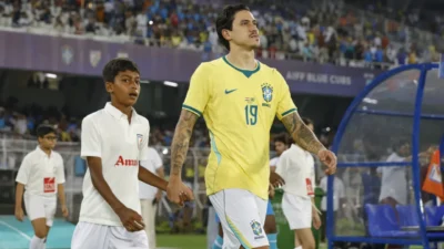 Pedro comemora gol da Seleção Brasileira na vitória sobre a Índia em Calcutá
