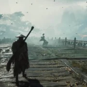 Personagem de Phantom Blade Zero atravessa ponte de madeira sob chuva e neblina, em cenário com templos chineses e montanhas.