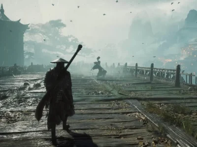 Personagem de Phantom Blade Zero atravessa ponte de madeira sob chuva e neblina, em cenário com templos chineses e montanhas.