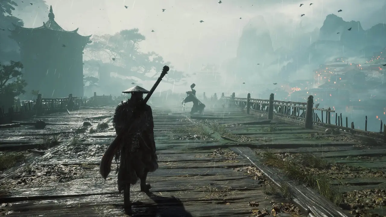 Personagem de Phantom Blade Zero atravessa ponte de madeira sob chuva e neblina, em cenário com templos chineses e montanhas. Personagem de Phantom Blade Zero atravessa ponte de madeira sob chuva e neblina, em cenário com templos chineses e montanhas.
