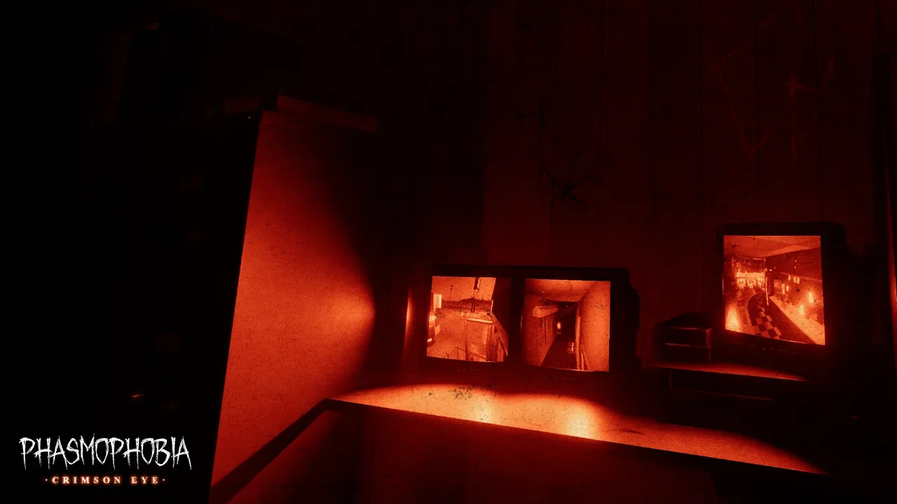 Sala de monitoramento com telas de câmeras e iluminação vermelha no evento Crimson Eye de Phasmophobia.