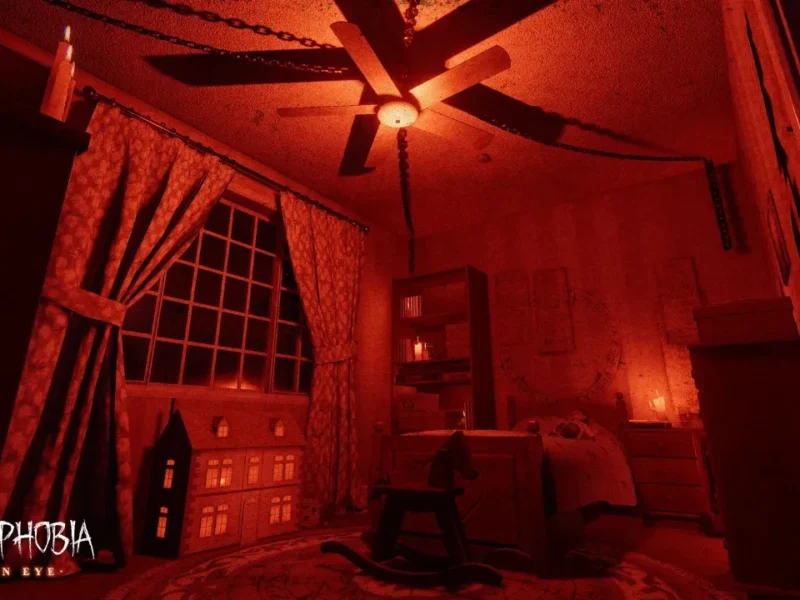 Quarto com cama, janela e ventilador de teto iluminado em vermelho no Halloween de Phasmophobia.