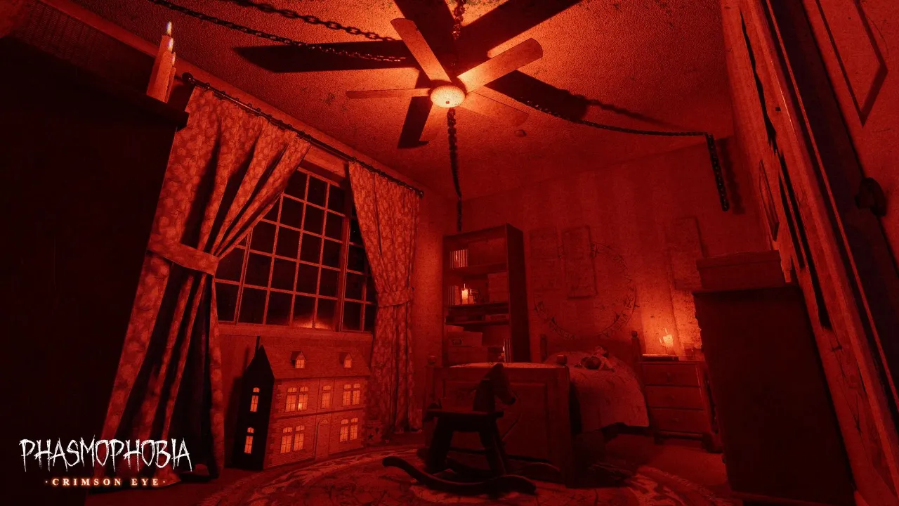 Quarto com cama, janela e ventilador de teto iluminado em vermelho no Halloween de Phasmophobia.