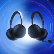 Headset sem fio PlayStation Pulse nas cores preta e branca, acompanhado do adaptador PlayStation Link USB-C.