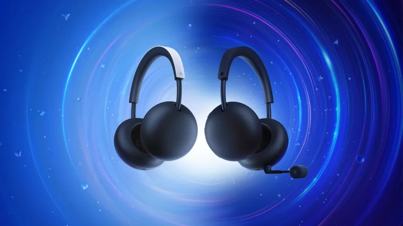 Headset sem fio PlayStation Pulse nas cores preta e branca, acompanhado do adaptador PlayStation Link USB-C.