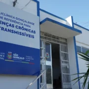 Profissional de saúde realiza teste rápido para sífilis em São Gonçalo