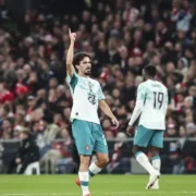 Jogadores de Portugal comemoram gol contra a Dinamarca pela Liga das Nações