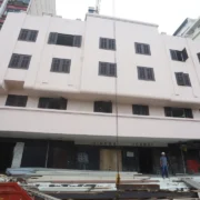 Obras de reurbanização na Praça Getúlio Vargas, em frente ao antigo Cinema Icaraí, em Niterói.