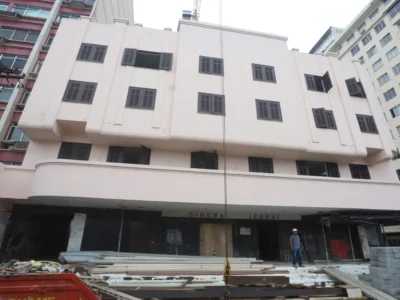 Obras de reurbanização na Praça Getúlio Vargas, em frente ao antigo Cinema Icaraí, em Niterói.