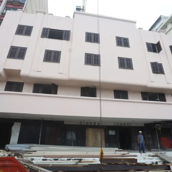 Obras de reurbanização na Praça Getúlio Vargas, em frente ao antigo Cinema Icaraí, em Niterói.