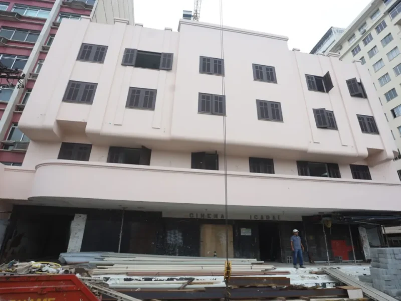 Obras de reurbanização na Praça Getúlio Vargas, em frente ao antigo Cinema Icaraí, em Niterói.