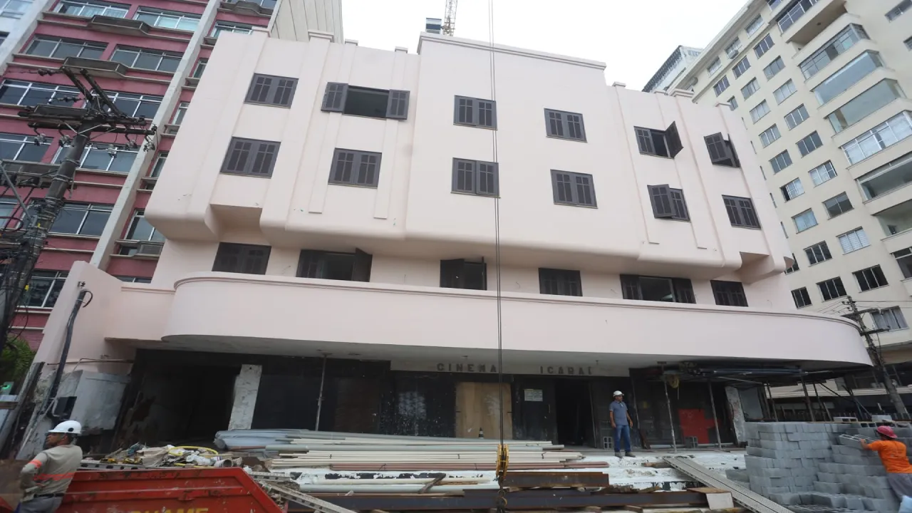 Obras de reurbanização na Praça Getúlio Vargas, em frente ao antigo Cinema Icaraí, em Niterói.