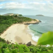 Praia do Sossego, em Niterói, vista entre os costões e a vegetação