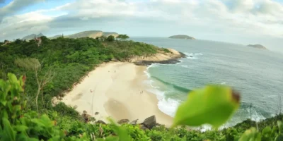 Praia do Sossego, em Niterói, vista entre os costões e a vegetação