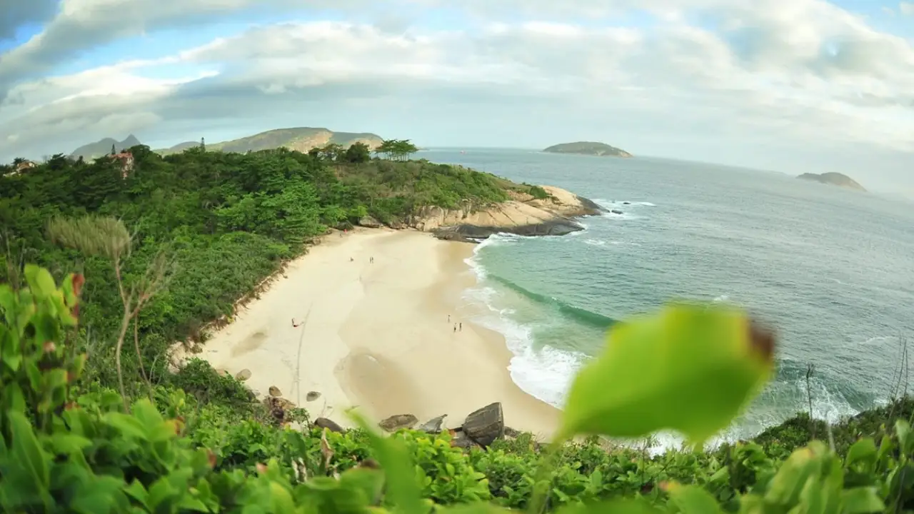 Praia do Sossego, em Niterói, vista entre os costões e a vegetação Praia do Sossego, em Niterói, vista entre os costões e a vegetação