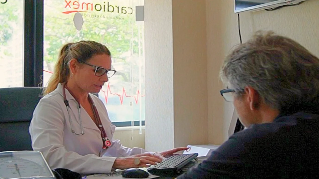 Profissional de saúde mede a pressão arterial de uma criança durante atendimento médico, ilustrando a importância da prevenção cardiovascular na infância.