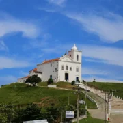 Igreja de Nossa Senhora de Nazaré sob céu carregado em Saquarema
