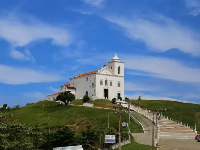 Igreja de Nossa Senhora de Nazaré sob céu carregado em Saquarema