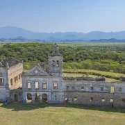 Ruínas do Convento São Boaventura sob sol forte em Itaboraí