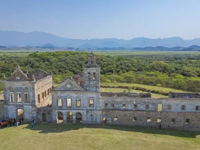 Ruínas do Convento São Boaventura sob sol forte em Itaboraí