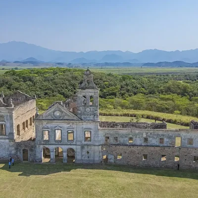 Ruínas do Convento São Boaventura sob sol forte em Itaboraí